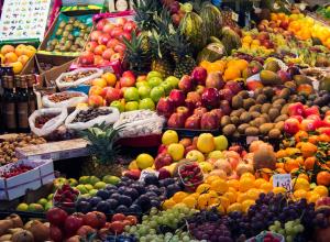 Mercato con frutta e verdura